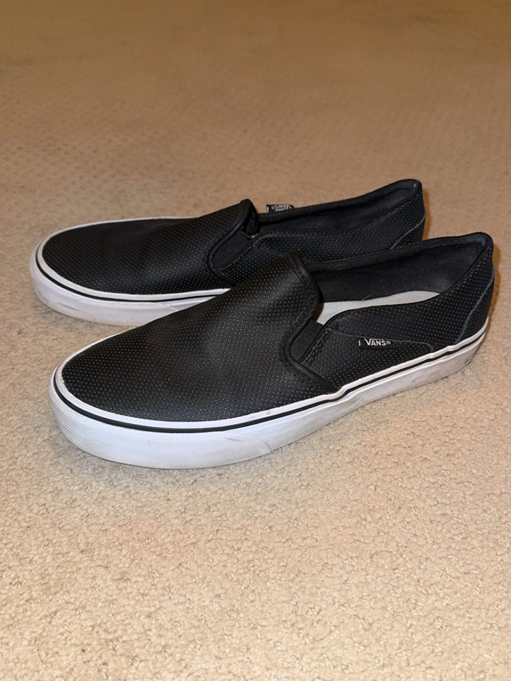 Vans Classic Slip-On Women’s Sneakers in Black Leathery Material